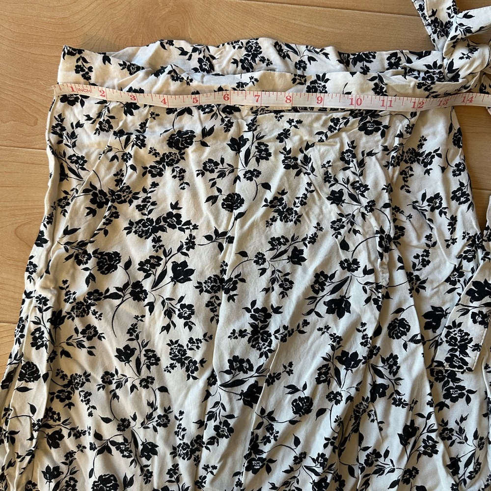 ๐บ 2/$20 New Look London black and white floral midi wrap skirt size 4 - Picture 6 of 8